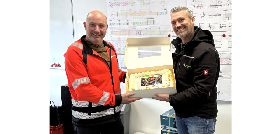 Tom van den Berg en Erwin Ram met taart