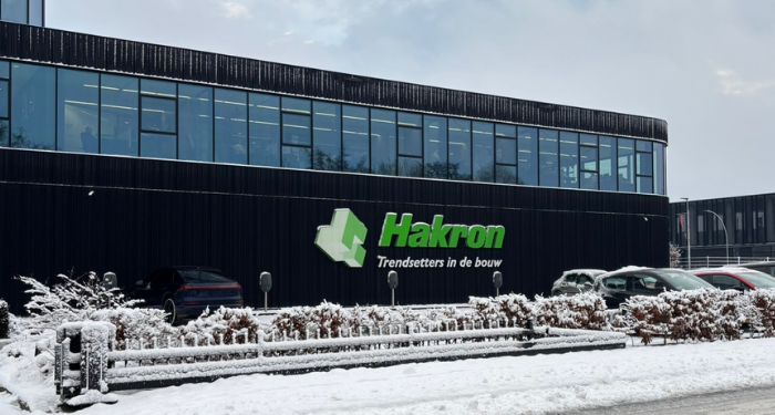 Kantoorpand Hakron Nederland in de sneeuw