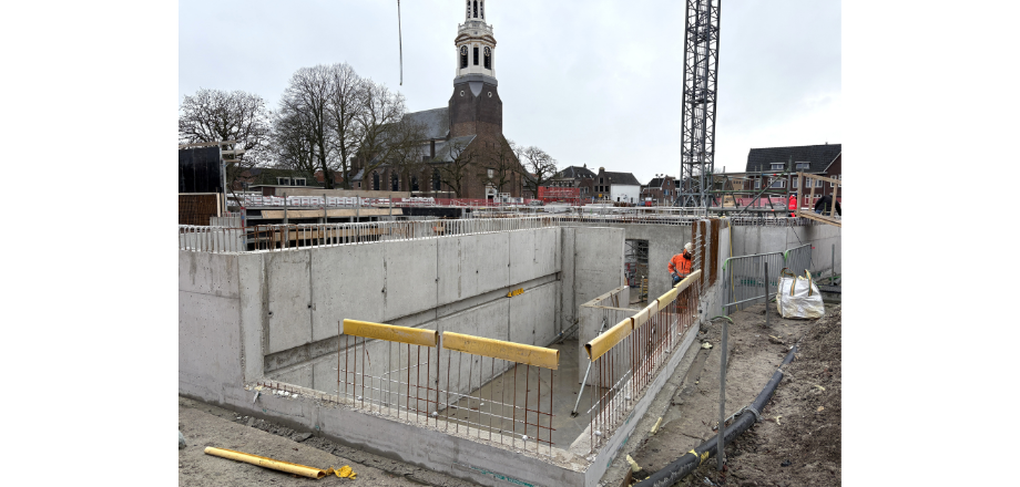 Universele valbeveiliging met kerktoren op achtergrond